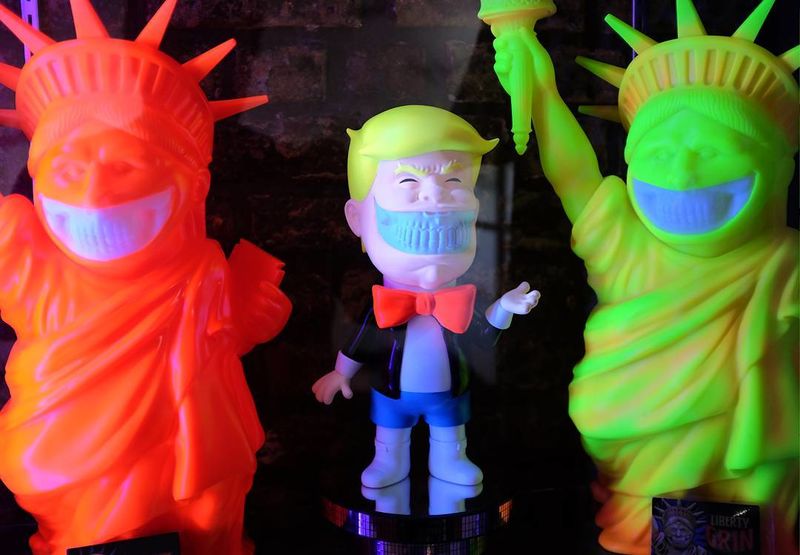 File:DonaldTRichBlackLight.jpg