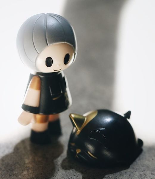 File:Daydreamkinohel-blackandgold.jpg