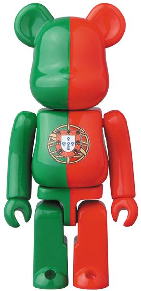 File:Bearbrick-S34-flag.jpg
