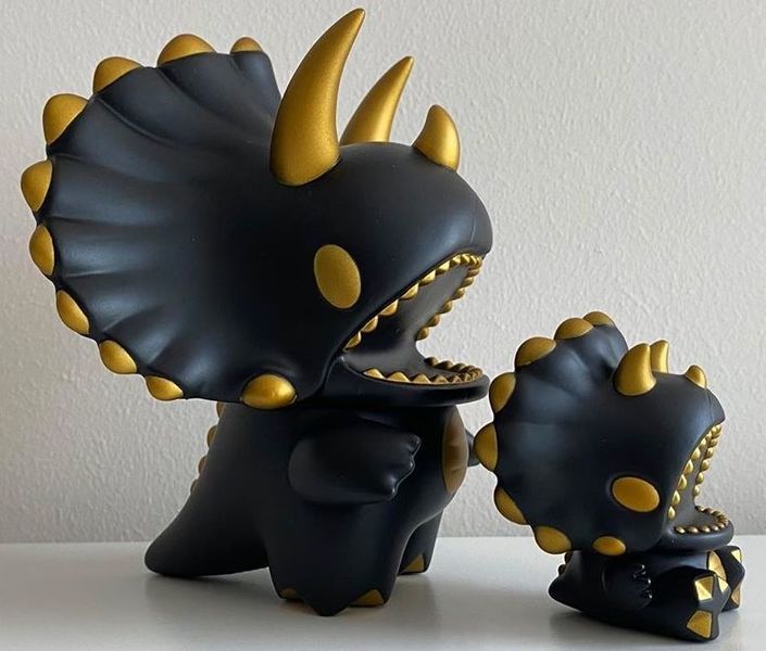 File:TriDino-blackgold.jpg